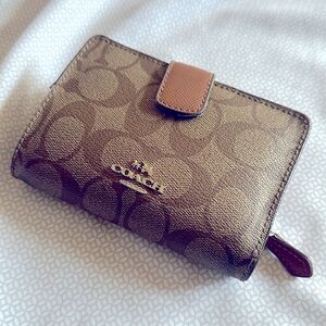 Women’s Coach small trifold wallet